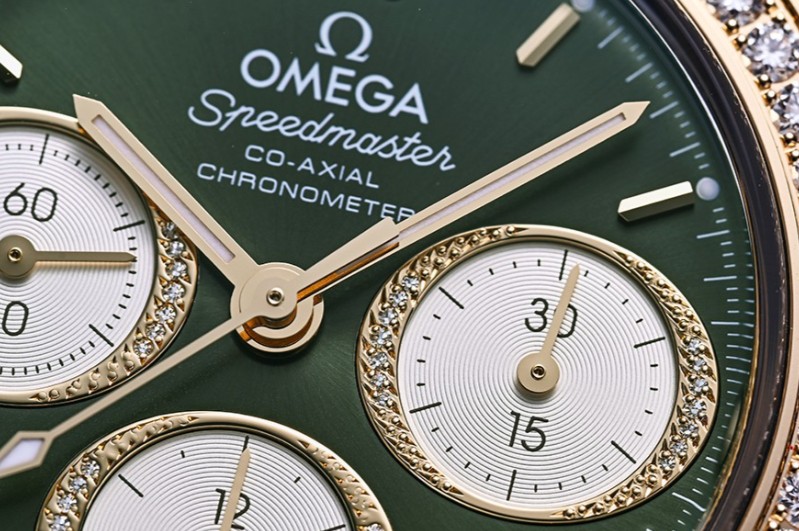 璀璨而富有活力，欧米茄18k金绿盘超霸（图）