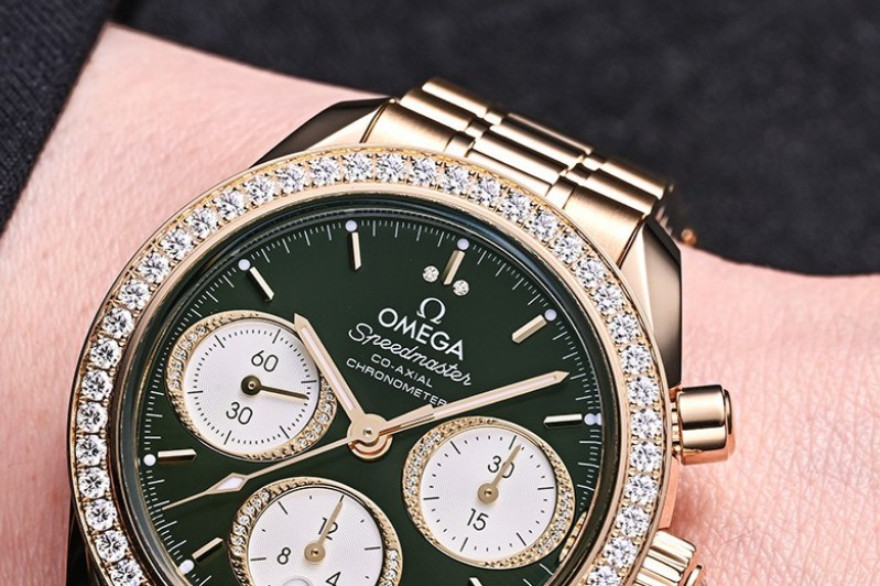 璀璨而富有活力，欧米茄18k金绿盘超霸（图）